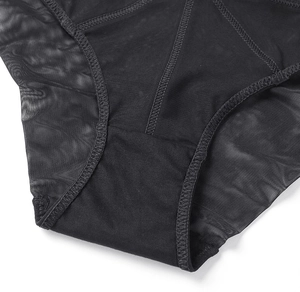 Macro du tissu en maille noire respirante avec coutures renforcées sur l'entrejambe