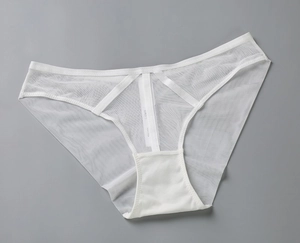 Vue détaillée de la culotte en maille blanche transparente avec bretelles élastiques