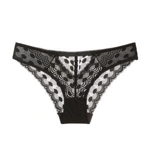Gros plan détaillé sur culotte en dentelle noire avec bordure cil et fond de l'entrejambe en coton