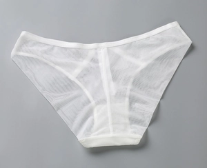 Détail d'une culotte en maille blanche semi-transparente avec des bords lisses et élastiques