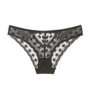 Gros plan sur le motif complexe de dentelle florale noire et les bords festonnés du slip