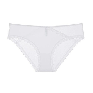 Détail d'une culotte en dentelle et mesh blanc avec un fond en pur coton doux