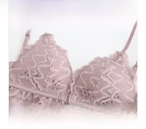 Dettagli del reggiseno in pizzo rosa loto con motivi floreali e spalline regolabili