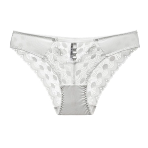 Détail d'une culotte en dentelle blanche avec trois boucles métalliques en forme de cœur