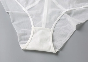 Gros plan sur le tissu en maille blanche et la doublure en coton doux d'un slip pour femme