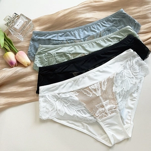 Lot de quatre culottes en dentelle en blanc noir vert et bleu avec détails de broderie