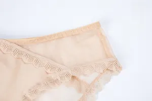 Gros plan sur une culotte en dentelle beige avec mesh respirant et bords festonnés délicats