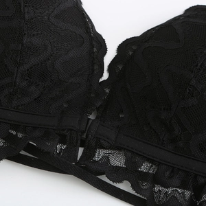 Soutien-gorge en dentelle noire style français avec fermeture frontale et broderie