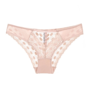 Détail de culotte en dentelle rose avec boutons décoratifs et fond doublé en pur coton