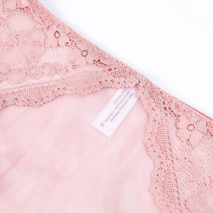 Culotte en dentelle rose taille basse avec texture mesh et détails en coton doux
