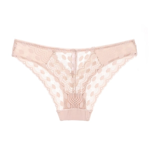 Détail de la dentelle florale française beige et du gousset en coton sur la culotte