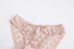 Détail de culotte en dentelle rose avec décorations de coeur et taille en satin doux