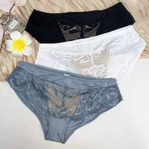 Lot de trois culottes sexy en dentelle noire, blanche et grise avec broderie florale