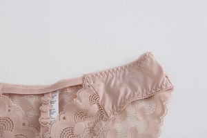 Gros plan sur une culotte en dentelle française avec motif floral et doublure en coton
