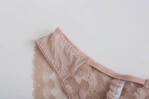 Vue macro détaillée de la dentelle florale rose délicate et des bords festonnés