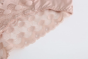 Gros plan sur la culotte en dentelle rose montrant la broderie et la maille fine