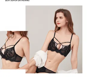 Détail d'un ensemble de lingerie en dentelle noire avec bretelles croisées et push-up