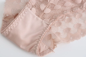 Gros plan sur la doublure en coton et la dentelle florale délicate de cette culotte