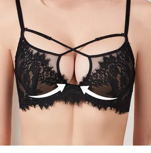 Détails de soutien-gorge en dentelle noire avec bonnets ajourés et lanières croisées