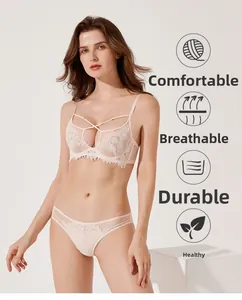 Détails de dentelle et design évidé d'un ensemble de lingerie rose à cils français