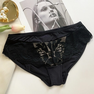 Gros plan de culotte en dentelle florale noire avec bords festonnés et texture en soie