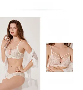 Détails d'un soutien-gorge en dentelle blanche avec motifs floraux et fines bretelles