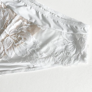 Gros plan détaillé de la dentelle florale blanche avec maille respirante et bande soyeuse