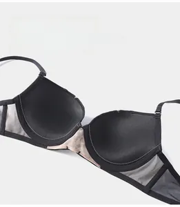 Détail intérieur des bonnets rembourrés avec armature en velours et mesh respirant du soutien-gorge