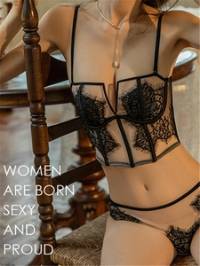 Detailansicht eines schwarzen Lingerie-Sets mit französischer Wimpernspitze und Netzstoff