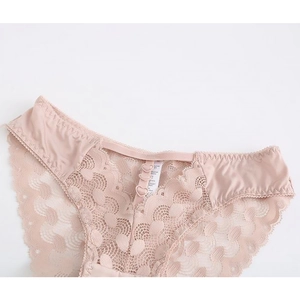 Culotte en dentelle avec boutons coeur et bordure satin sur maille rose nude