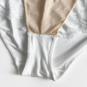 Gros plan détaillé de la doublure en coton respirant sur culotte en dentelle blanche
