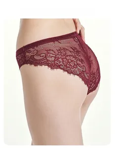 Detalle de bragas de encaje rojo con motivos florales y bordes de encaje delicados