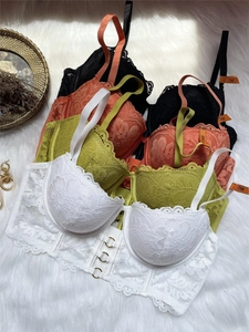Détails de la dentelle et anneau métallique sur des soutiens-gorge variés en 75B