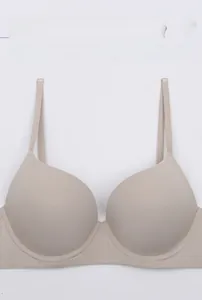 Détail d'un soutien-gorge beige sans couture montrant le tissu doux et les fines bretelles