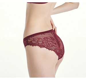 Primer plano detallado de bragas de encaje rojo vino con elegantes motivos florales