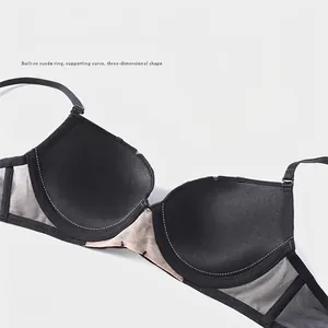 Soutien-gorge push-up en dentelle avec bonnets intérieurs en velours et ailes en mesh
