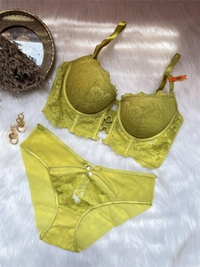 Détails d'un ensemble de lingerie en dentelle vert citron avec anneaux dorés et maille