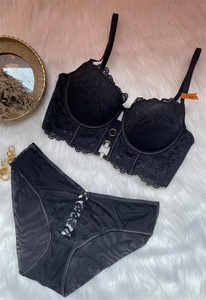 Ensemble de lingerie en dentelle noire avec soutien-gorge corset et culotte assortie
