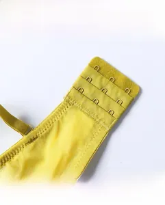 Détail de la fermeture arrière du soutien-gorge en dentelle jaune à quatre rangs
