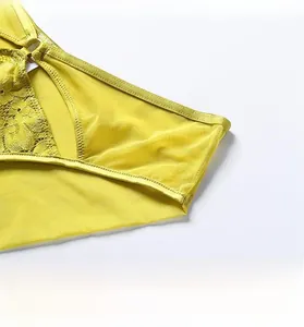 Gros plan sur la culotte en dentelle jaune moutarde montrant la taille élastique et le mesh