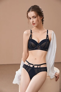 Détail d'un ensemble de lingerie en dentelle noire avec mesh et anneaux métalliques