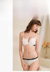 Dettaglio del set di lingerie bianco con cinturini a lettere nere e tessuto mesh