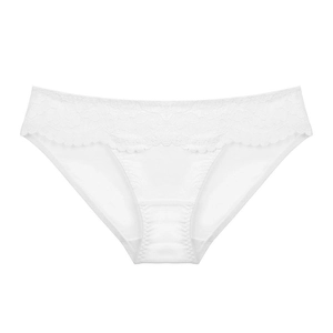 Nahaufnahme weißer Blumenspitze und atmungsaktivem Baumwollzwickel an sexy Slips