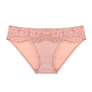 Details von Blumenstickerei und weichem Stoff am pfirsichfarbenen Spitzen-Slip