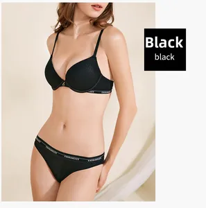 Vista dettagliata del set lingerie in rete nera con scritte del brand a contrasto