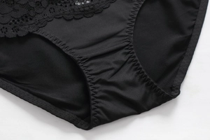 Detail von schwarzer Spitze und verstärkter Zickzack-Naht bei Damen-Baumwoll-Slip