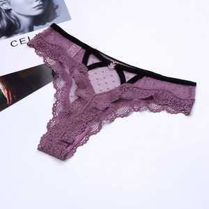 Détail d'un string en dentelle violette avec boucle cœur en or rose et résille à pois fins