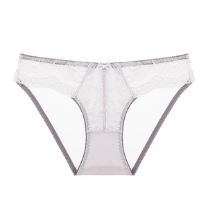 Detail van lila kanten slipje met wit borduursel en een klein satijnen strikje vooraan