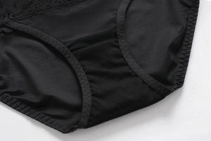 Detailaufnahme der schwarzen Blumenspitze und der elastischen Nähte an der Baumwollunterhose