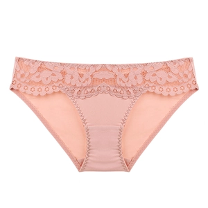 Französischer Spitzen-Tanga in Pfirsichrosa mit floraler Stickerei auf weißem Grund